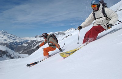 גולשי סקי במדרון תלול