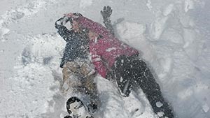 זוג גולשים משחקים בשלג