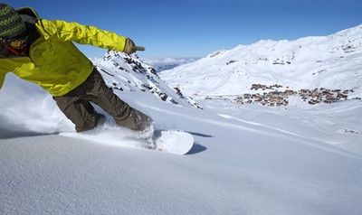 גולש סנובורד במדרון שלג טרי