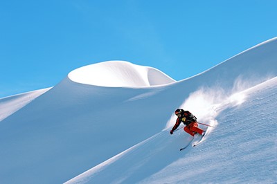 גולש סקי במדרון שלג טרי