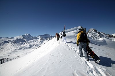גולשי סנובורד מטפסים לראש ההר