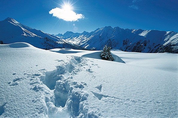 הרים מושלגים ועקבות של אדם בשלג עמוק מאוד