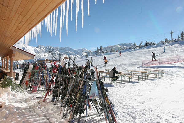 עמדה מלאה בציוד סקי מחוץ למסעדה