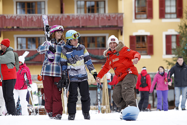 בחור על סנובורד חולף על פני זוג גולשים