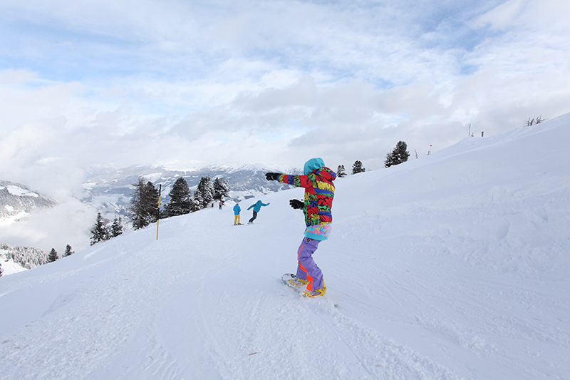 גולשת סנובורד במדרון