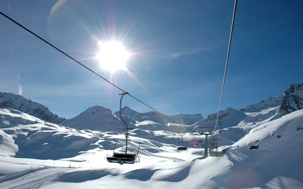 מעליות סקי על רקע הרים מושלגים