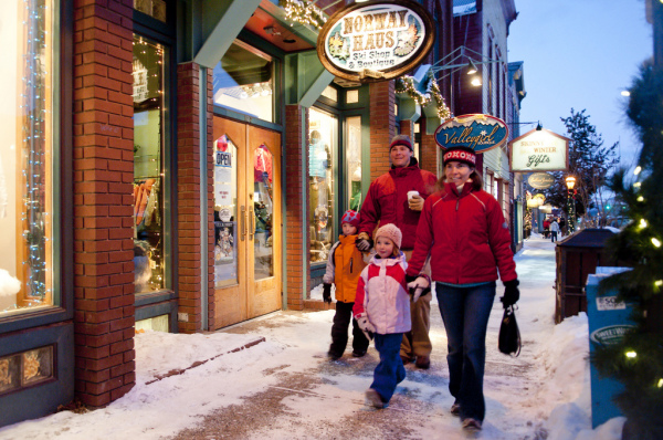 בפאס דה לא קאסה השופינג פטור ממס משפחה מטיילת ברחוב מושלג