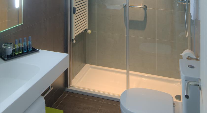 המקלחת במלון Cristina חדר אמבטיה במלון Cristina