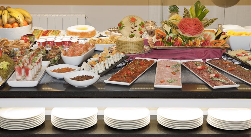 בופה בוקר וערב בופה ארוחת הבוקר במלון Cristina