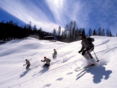 גולשי סקי במדרון שלג עמוק