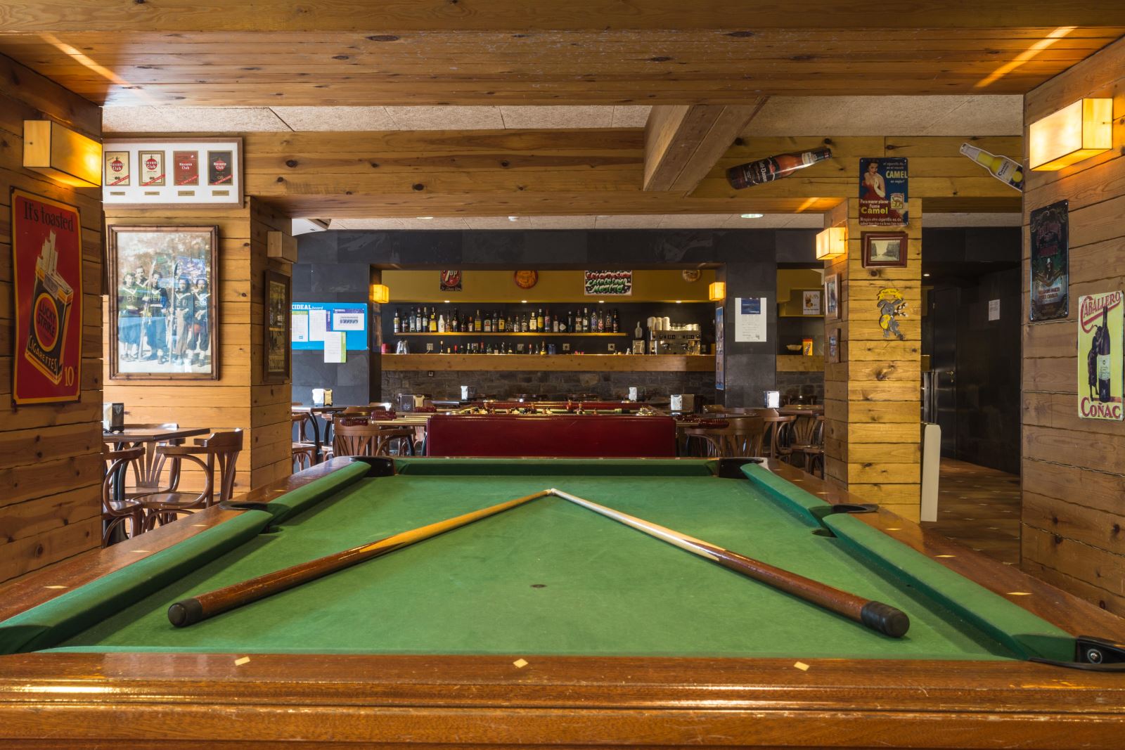 בלובי יש בר כדי שתוכלו לקחת את הדרינק האהוב שלכם ולשחק קצת ביליארד לובי עם שולחן פול במלון Magic Pas
