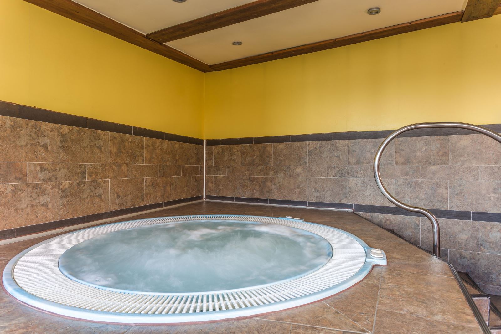 כי כשיש ג'קוזי- חייבים לקפוץ אליו! גשו לאזור המרגוע הכולל גם סאונה ג'קוזי במלון Magic Pas