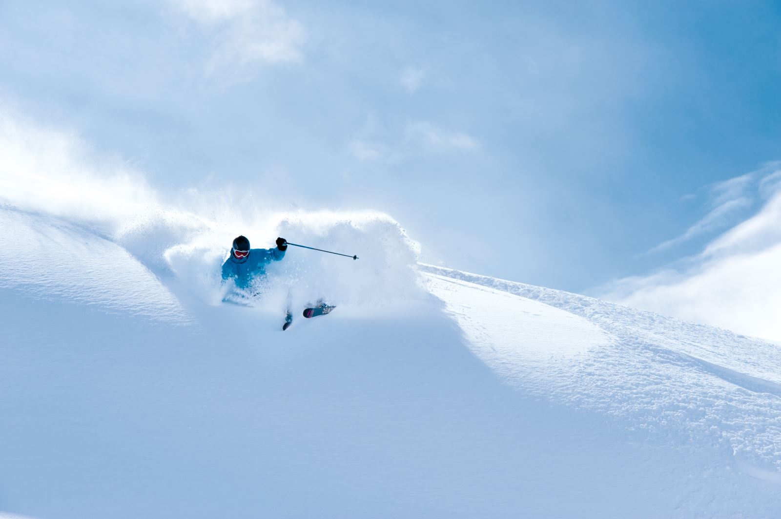 גולש סקי בשלג עמוק