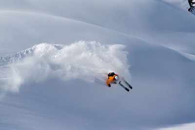 גולש סקי גולש במדרון תלול של שלג טרי