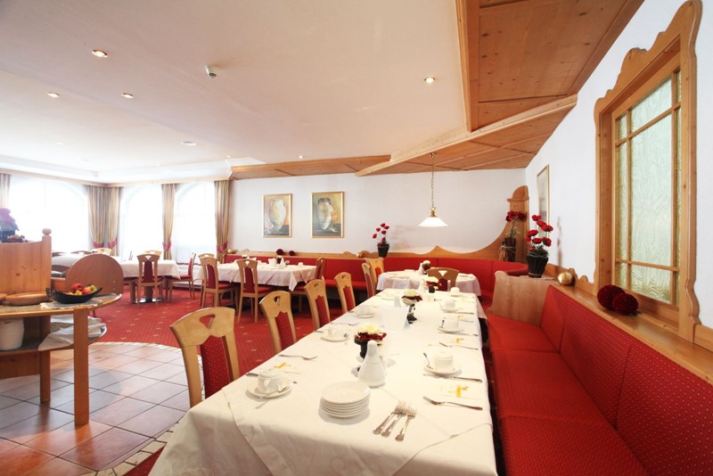 חדר האוכל במלון Alpenhof