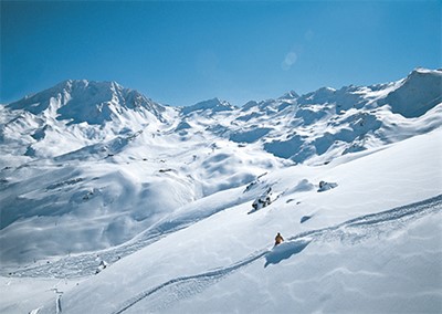 גולש סקי בקפיצה באוויר
