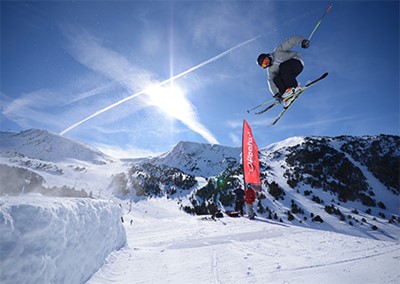 גולש סקי באמצע סיבוב באוויר