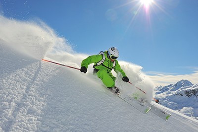 גולש סקי במדרון תלול בשלג עמוק